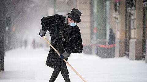 Muss auch bei einem Schneesturm picobello aussehen: der Gehweg vom Nobelhotel Adlon in Berlin.