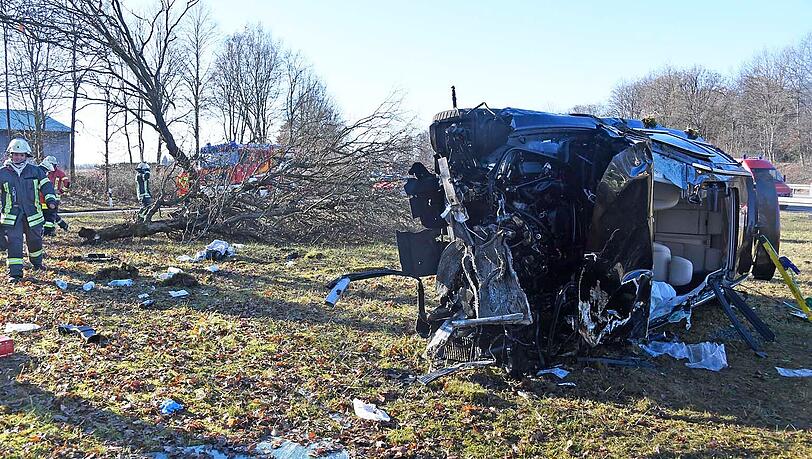 Der BMW kam auf der linken Fahrerseite zum Liegen. Der BMW kam auf der linken Fahrerseite zum Liegen.
