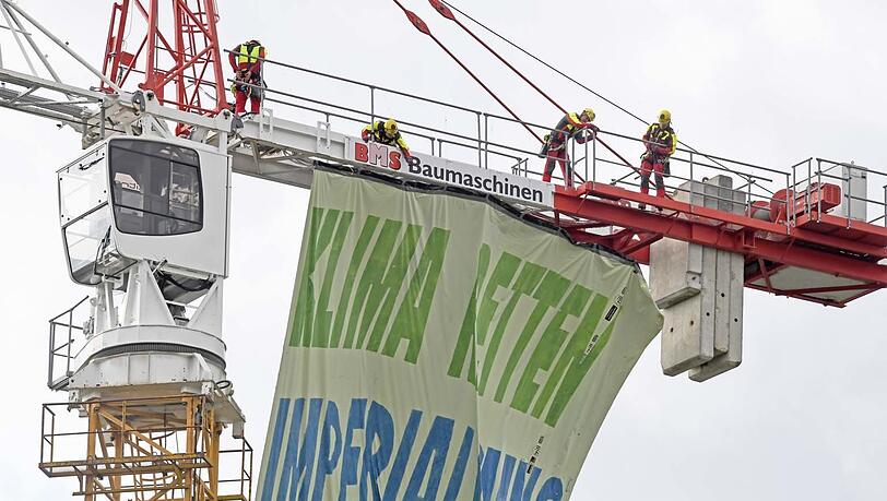 An der Therese-Giehse-Allee am frühen Montagmorgen: Auf dem Banner der Klima-Demonstranten steht "Klima retten, Imperialismus bekämpfen, G7 stoppen".