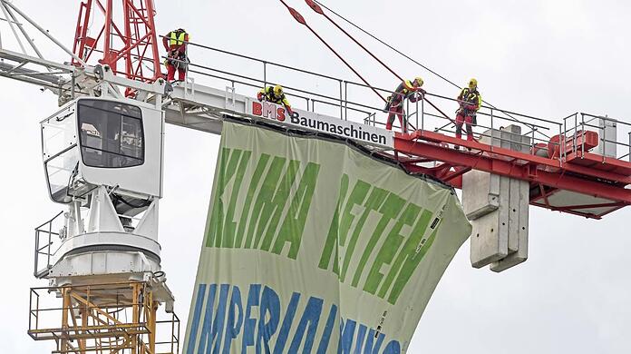 An der Therese-Giehse-Allee am frühen Montagmorgen: Auf dem Banner der Klima-Demonstranten steht "Klima retten, Imperialismus bekämpfen, G7 stoppen".