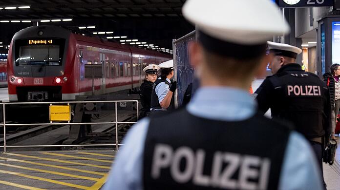 Bundespolizisten im Hauptbahnhof in München.