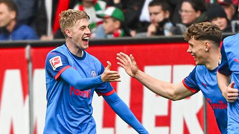 Kiels Doppel-Torschütze Alexander Bernhardsson (l) feiert in Augsburg.