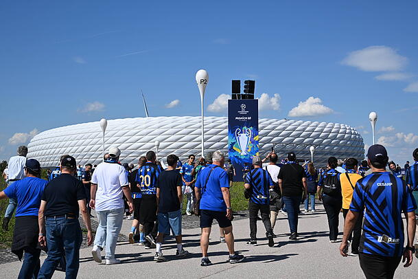 Vier Stunden vor Anpfiff kommen die ersten Fans an der Allianz Arena an. Vier Stunden vor Anpfiff kommen die ersten Fans an der Allianz Arena an.