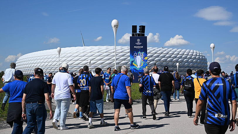 Vier Stunden vor Anpfiff kommen die ersten Fans an der Allianz Arena an. Vier Stunden vor Anpfiff kommen die ersten Fans an der Allianz Arena an.
