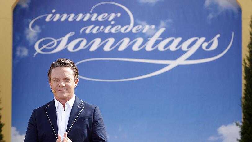&Uuml;ber 20 Jahre lang hat Stefan Mross "Immer wieder sonntags"  moderiert. Nun steht die ARD-Schlagershow vor dem Aus.