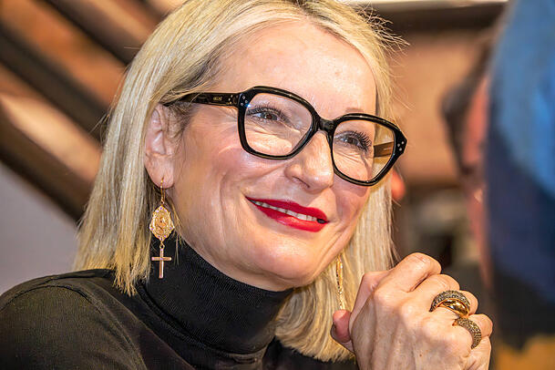 In ihrem Podcast outet sich Monika Gruber als Royal-Fan. Fasziniert lauscht sie den Erzählungen von Paul Burell. In ihrem Podcast outet sich Monika Gruber als Royal-Fan. Fasziniert lauscht sie den Erzählungen von Paul Burell.