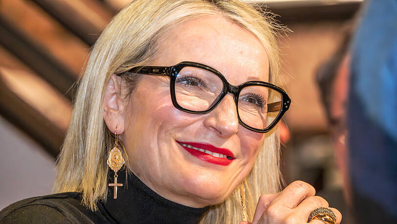 In ihrem Podcast outet sich Monika Gruber als Royal-Fan. Fasziniert lauscht sie den Erzählungen von Paul Burell. In ihrem Podcast outet sich Monika Gruber als Royal-Fan. Fasziniert lauscht sie den Erzählungen von Paul Burell.
