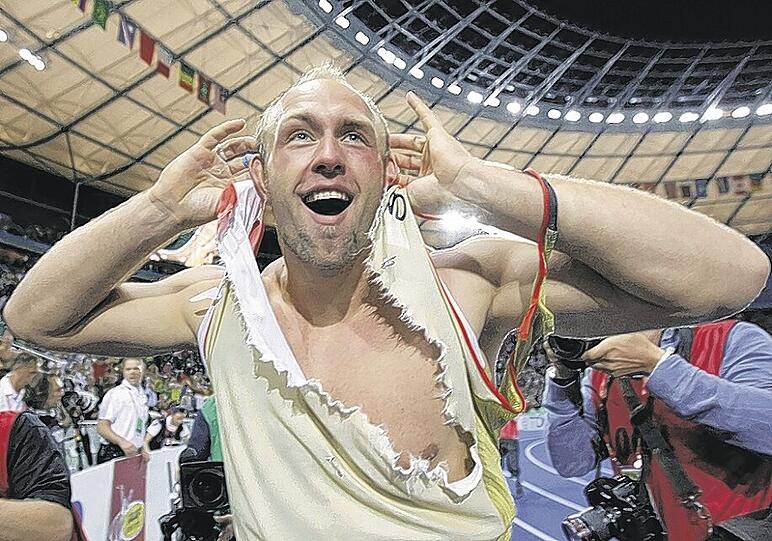 Skandalwerfer Robert Harting zerriss nach seinem Sieg sein Trikot.