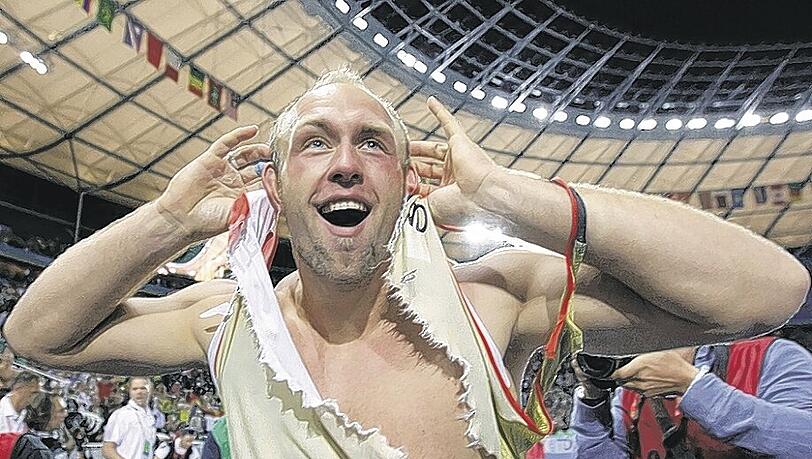 Skandalwerfer Robert Harting zerriss nach seinem Sieg sein Trikot. Skandalwerfer Robert Harting zerriss nach seinem Sieg sein Trikot.