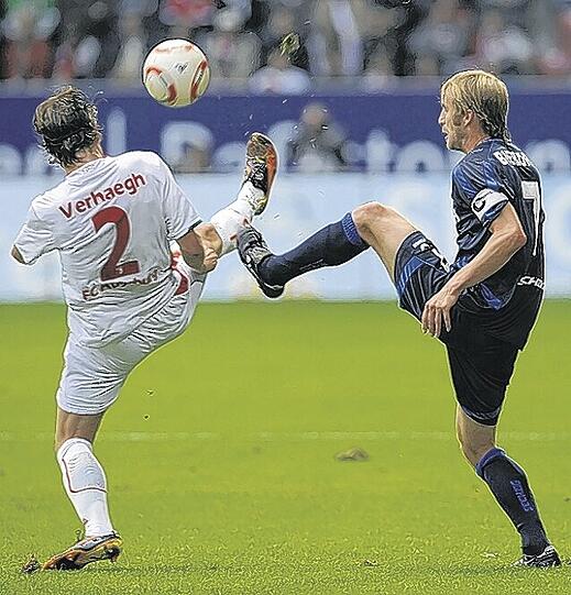 Der Augsburger Paul Verhaegh (l.) und Daniel Bierofka geraten im Derby manches Mal aneinander.Foto: M.i.S.