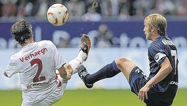 Der Augsburger Paul Verhaegh (l.) und Daniel Bierofka geraten im Derby manches Mal aneinander.Foto: M.i.S. Der Augsburger Paul Verhaegh (l.) und Daniel Bierofka geraten im Derby manches Mal aneinander.Foto: M.i.S.