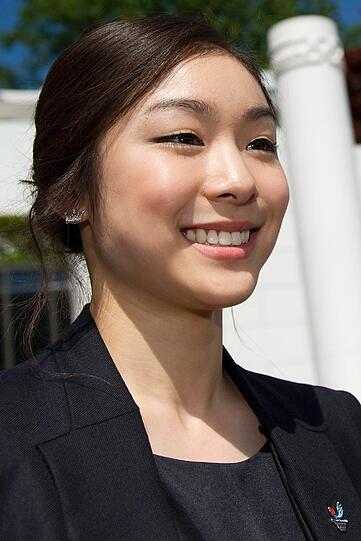 KimJu-Na ist eine südkoreanische Eiskunstläuferin. Ob aufgrund ihres Talentes oder ihres guten Aussehens - sie zieht alle Blicke auf sich.