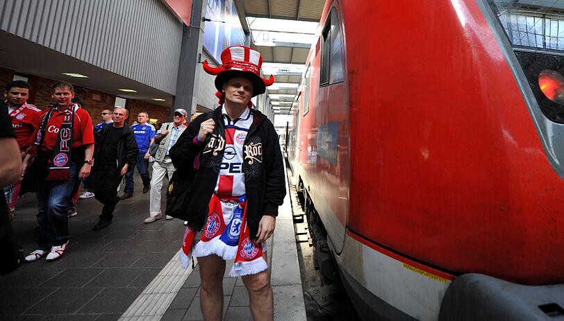 Selbst die S-Bahn ist rot - passend zu ihren fußballbegeisterten Fahrgästen. Die Bilder aus der Fußball-Stadt zum Durchklicken!