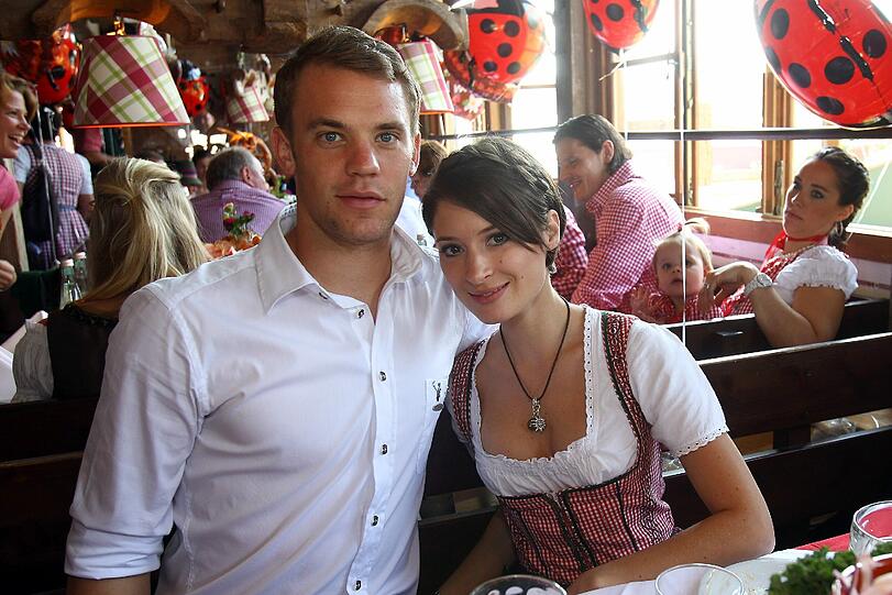 Bayern-Torwart Manuel Neuer mit seiner Freundin Kathrin.