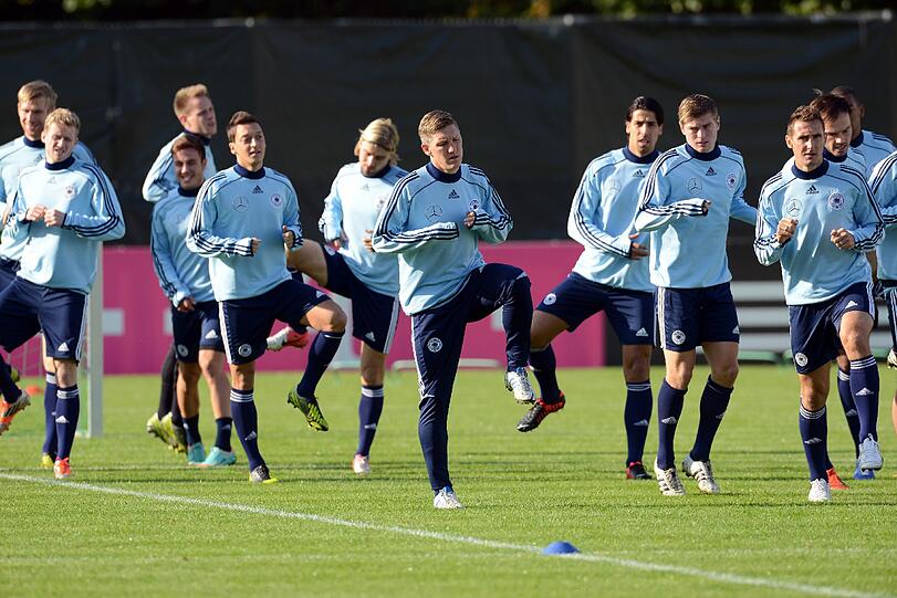Am Freitag warten Giovanni Trappatoni und seine Iren auf die DFB-Kicker. Sehen Sie hier die aktuellen Bilder vom Training der Nationalelf.