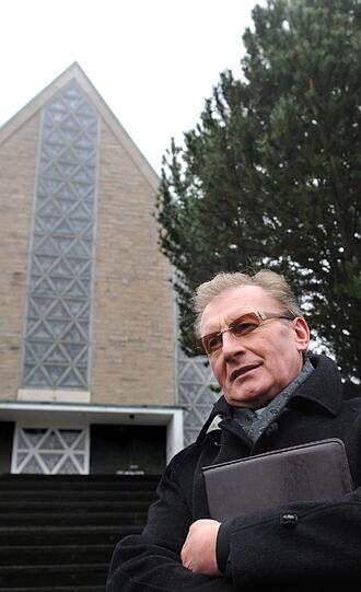 Gemeindepfarrer Stanislaw Poreba musste seiner Gemeinde die Todesnachricht überbringen.