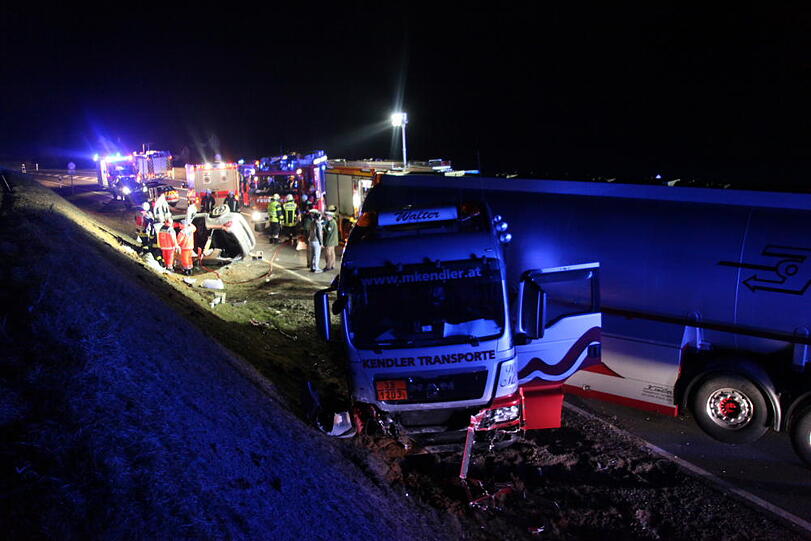 Bilder des schweren Verkehrsunfalls im Landkreis Mühlendorf am Inn mit einem Toten und zwei Schwerverletzten.