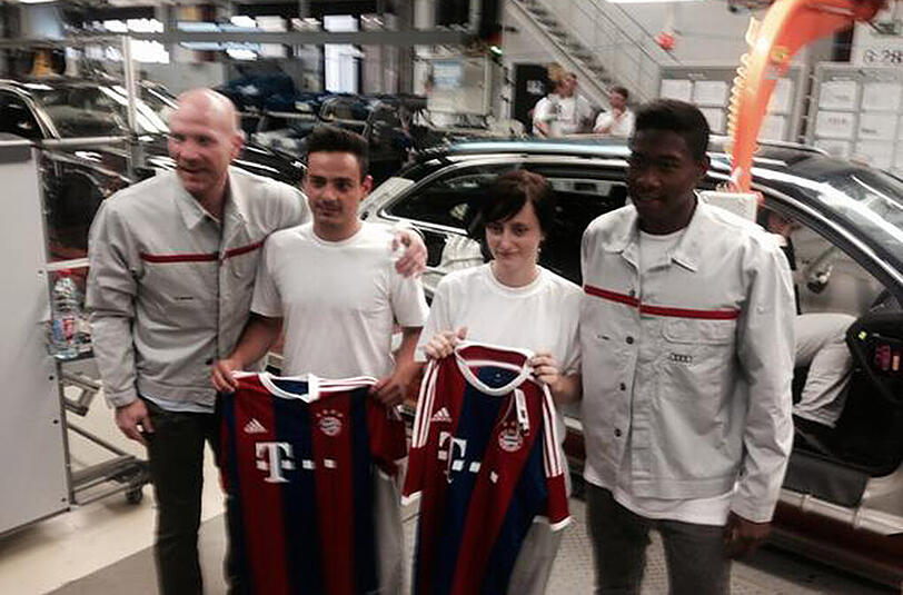 Ein Trikot als Geschenk: Matthias Sammer und David Alaba machen zwei Audi-Mitarbeiter glücklich