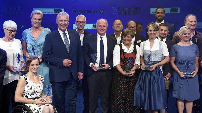 Gruppenbild mit Ausgezeichneten: Innenminister Joachim Herrmann (CSU) und die Träger des Bayerischen Sportpreises 2018.