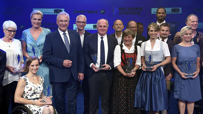 Gruppenbild mit Ausgezeichneten: Innenminister Joachim Herrmann (CSU) und die Träger des Bayerischen Sportpreises 2018.