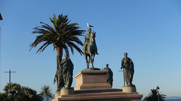 Napoleon (mit Möwe) und seine vier Brüder in römisch-imperialer Pracht in Ajaccio.