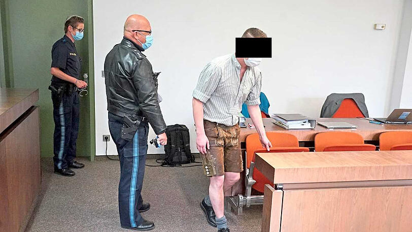 Der Angeklagte wird in den Gerichtssaal geführt.