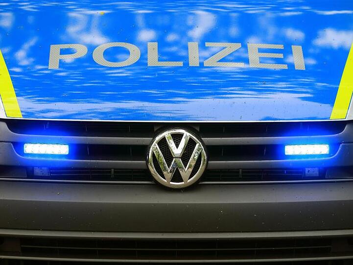 Ein Fahrzeug der Polizei ist im Einsatz. Foto: Jens Wolf/zb/dpa/Symbolbild