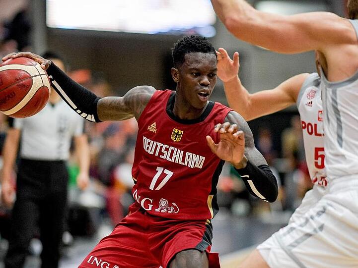 NBA-Star Dennis Schröder (l) ist der unbestrittene Führungsspieler bei den deutschen Basketballern.