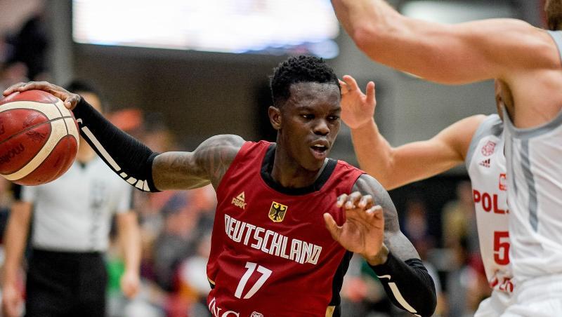NBA-Star Dennis Schröder (l) ist der unbestrittene Führungsspieler bei den deutschen Basketballern. NBA-Star Dennis Schröder (l) ist der unbestrittene Führungsspieler bei den deutschen Basketballern.