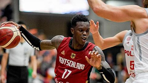 NBA-Star Dennis Schröder (l) ist der unbestrittene Führungsspieler bei den deutschen Basketballern.