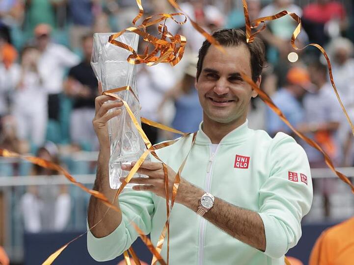 Roger Federer mit der Trophäe für den Gewinn des Masters in Miami.