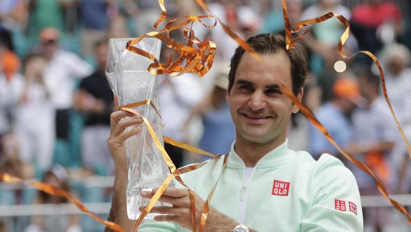 Roger Federer mit der Trophäe für den Gewinn des Masters in Miami. Roger Federer mit der Trophäe für den Gewinn des Masters in Miami.