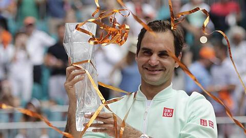 Roger Federer mit der Trophäe für den Gewinn des Masters in Miami.