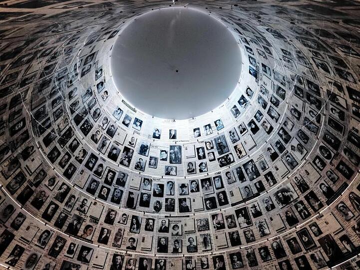 Blick auf die Wände und Decke in der Halle der Namen, in dem die Geschichten von mehr als vier Millionen Opfern des Holocaust gelistet sind, in der Holocaust-Gedenkstätte Yad Vashem in Jerusalem.