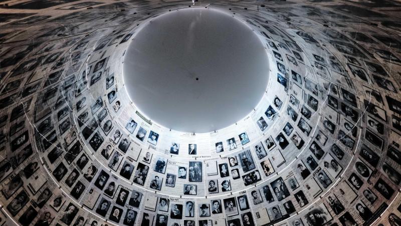 Blick auf die Wände und Decke in der Halle der Namen, in dem die Geschichten von mehr als vier Millionen Opfern des Holocaust gelistet sind, in der Holocaust-Gedenkstätte Yad Vashem in Jerusalem. Blick auf die Wände und Decke in der Halle der Namen, in dem die Geschichten von mehr als vier Millionen Opfern des Holocaust gelistet sind, in der Holocaust-Gedenkstätte Yad Vashem in Jerusalem.