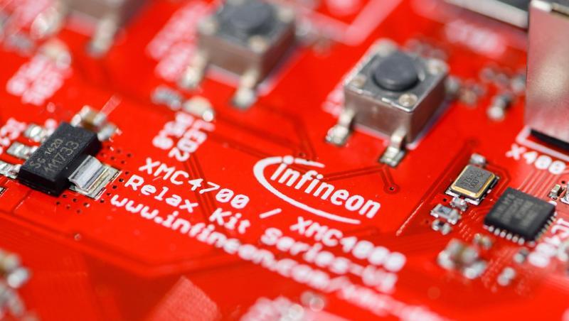 Das Logo von Infineon ist auf der Platine eines Mikrocontroller-Kits zu sehen.