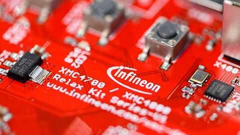 Das Logo von Infineon ist auf der Platine eines Mikrocontroller-Kits zu sehen.