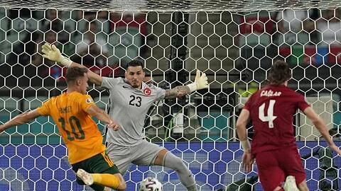 Der Waliser Aaron Ramsey (l/10) &uuml;berwindet bei seinem Schuss den t&uuml;rkischen Torh&uuml;ter Ugurcan Cakir (M).