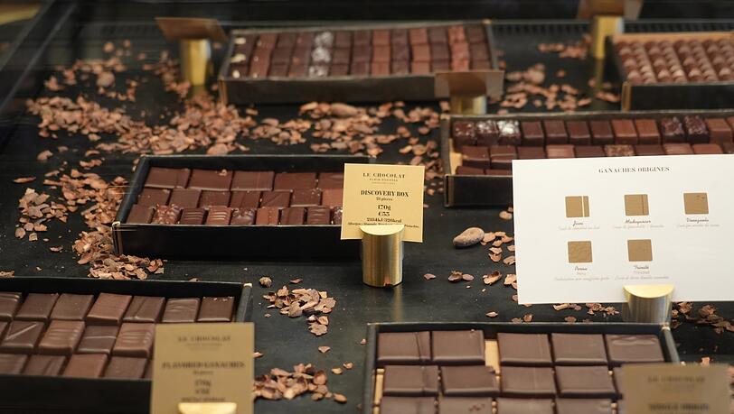 Die Schokolade bildet eine hauchdünne Schicht um die Pralinen. Der Kakao für die Kreationen stammt aus 15 Ländern. Die Plantagen hat Ducasse selbst besucht. Die Schokolade bildet eine hauchdünne Schicht um die Pralinen. Der Kakao für die Kreationen stammt aus 15 Ländern. Die Plantagen hat Ducasse selbst besucht.