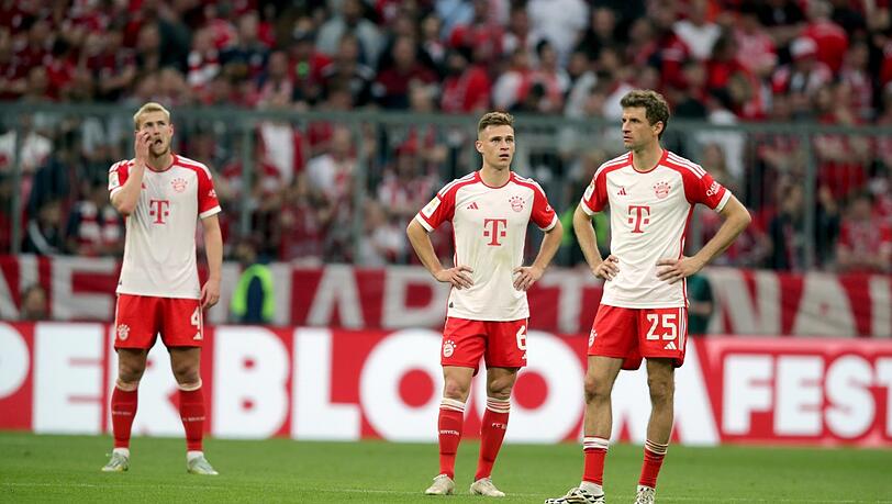 Vollkommen bedient: Die Bayern um de Ligt, Kimmich und Müller (v.l.) nach dem 1:3-Debakel gegen RB Leipzig.