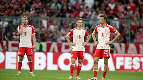 Vollkommen bedient: Die Bayern um de Ligt, Kimmich und Müller (v.l.) nach dem 1:3-Debakel gegen RB Leipzig.
