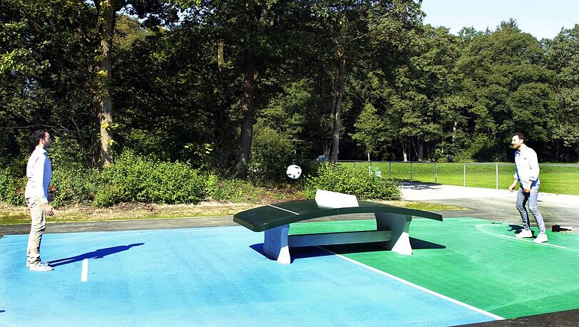 Nein, das ist keine verbogene Tischtennisplatte. Hier können Fußballer auf einem gewölbten Teqballtisch Kunststücke mit dem Fußball üben. Nein, das ist keine verbogene Tischtennisplatte. Hier können Fußballer auf einem gewölbten Teqballtisch Kunststücke mit dem Fußball üben.
