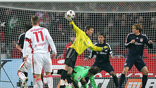 Flugnummer, vergebliche: Michael Rensing strauchelt im eigenen Strafraum über Jens Lehmann - Stuttgarts Khedira trifft in letzter Minute zum 2:2. Flugnummer, vergebliche: Michael Rensing strauchelt im eigenen Strafraum über Jens Lehmann - Stuttgarts Khedira trifft in letzter Minute zum 2:2.