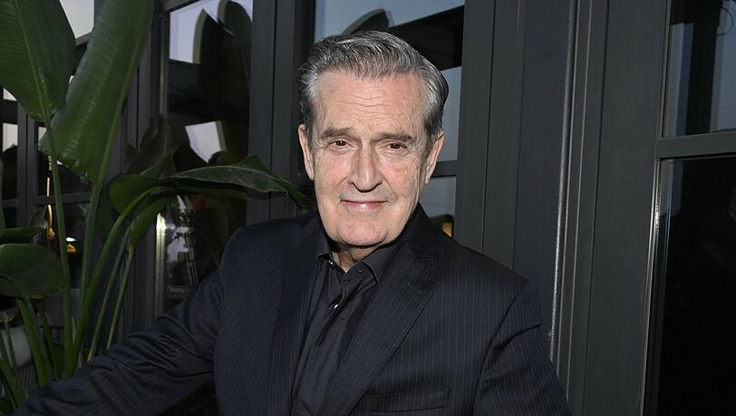 Rupert Everett macht sich im Dorfpub nützlich.