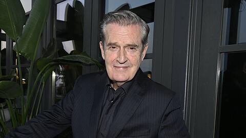 Rupert Everett macht sich im Dorfpub nützlich.