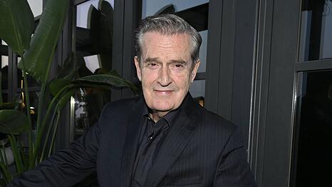 Rupert Everett macht sich im Dorfpub nützlich.