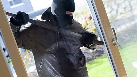 Die beiden M&auml;nner haben sich bei Einbr&uuml;chen offenbar auf Terrassent&uuml;ren und Fenster spezialisiert, die sie aufhebelten oder mit einem St&uuml;ck Draht knackten.