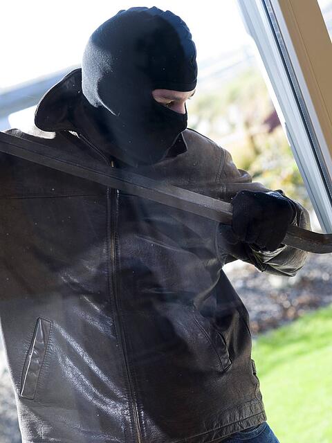 Die beiden M&auml;nner haben sich bei Einbr&uuml;chen offenbar auf Terrassent&uuml;ren und Fenster spezialisiert, die sie aufhebelten oder mit einem St&uuml;ck Draht knackten.