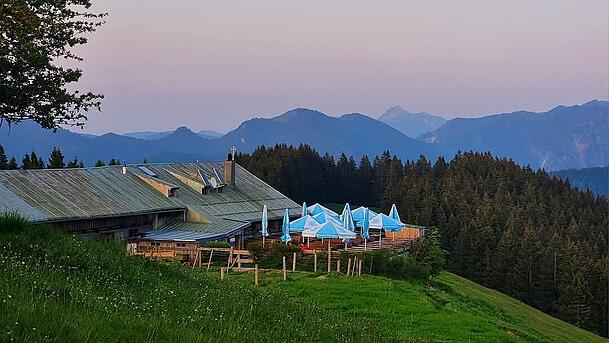 Idyllisch gelegen: die Aueralm. Die Almhütte ist das ganze Jahr über geöffnet. Idyllisch gelegen: die Aueralm. Die Almhütte ist das ganze Jahr über geöffnet.