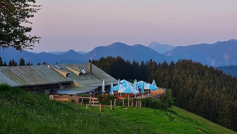 Idyllisch gelegen: die Aueralm. Die Almh&uuml;tte ist das ganze Jahr &uuml;ber ge&ouml;ffnet.